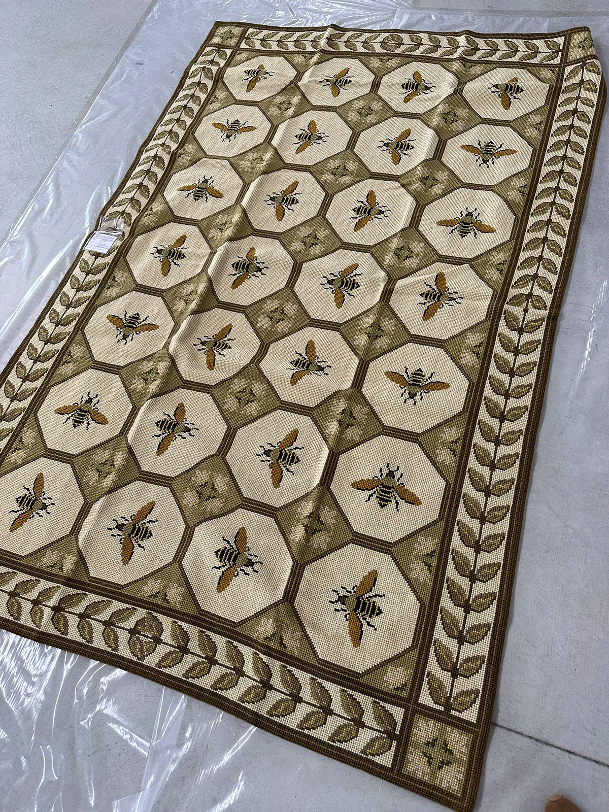 Bees with Promenade Leaf Border - 5'6x8'5